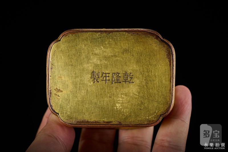 清乾隆 铜鎏金卷草纹四方倭角盖盒 - 图5